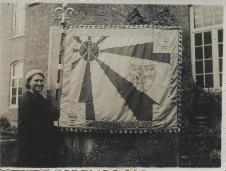 Bestand:1940-1950 vlaggen kostschool Pervijze.jpg