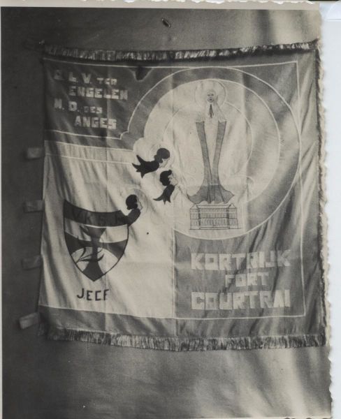 Bestand:1940-1950 vlaggen Fort Kortrijk.jpg