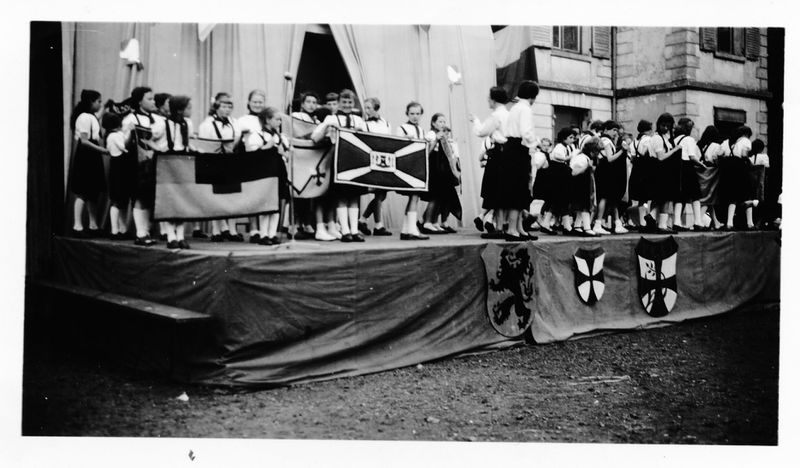 Bestand:Kroonhove wijding tapijtjes Mariendale.jpg